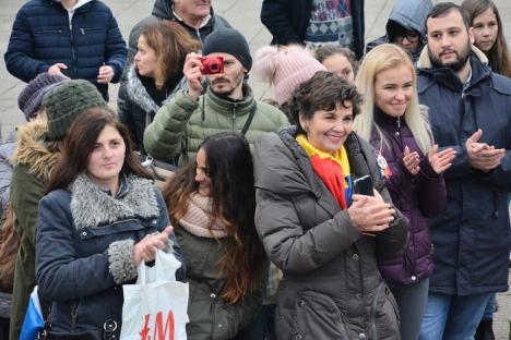 România, te iubesc! Studenţii basarabeni au încins Hora Unirii în parcul 1 Decembrie din Oradea (FOTO)