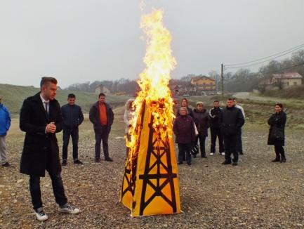 Vuşcan a ars o sondă de carton în Felix, în semn de protest faţă de gazele de şist, dar nu i-a impresionat prea mult pe localnici (FOTO / VIDEO)