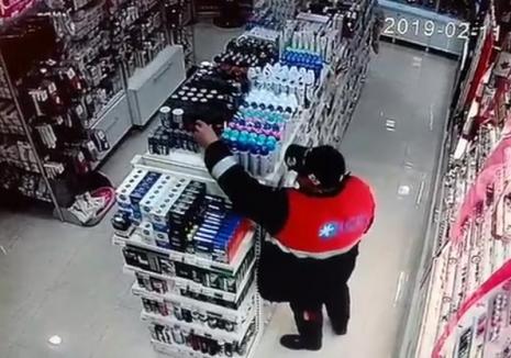 Vedetă pe internet: Hoţ filmat în timp ce fura dintr-un magazin din Aleșd (VIDEO)
