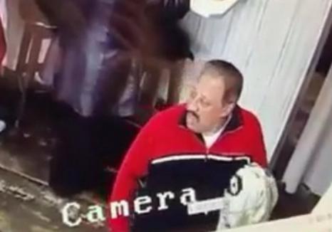 Dovedit de camere! Poliţiştii caută un individ care a furat o poşetă cu peste 6.000 de lei într-un fast-food de pe Corso (VIDEO)