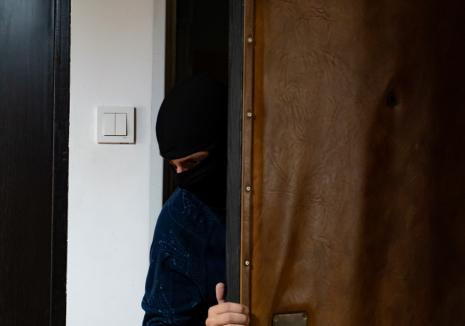 De neoprit: Un hoţ din Nojorid anchetat în trei dosare pentru furturi din locuinţe a comis noi spargeri și a fost 'cazat' în arest