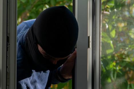 Un hoţ care a intrat într-o casă din Bihor a furat până şi lenjeriile de pat