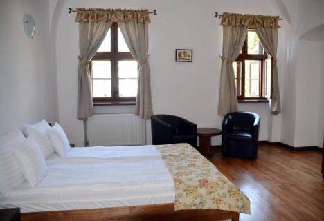 Hotelul din Cetatea Oradea va fi închiriat prin licitaţie, ca şcoală de ospitalitate (FOTO)