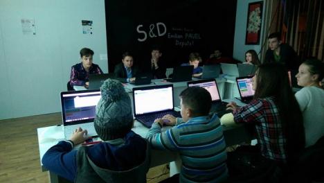 Europarlamentarul Emilian Pavel a găzduit un curs de programare al elevilor gojdişti (FOTO)