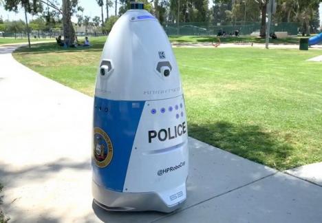Polițist de modă nouă: RoboCop patrulează într-un parc din California (VIDEO)
