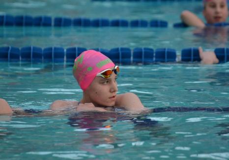 Tânăra înotătoare orădeană Huszár Ingrid a cucerit zece medalii la Campionatul Naţional de la Bacău!