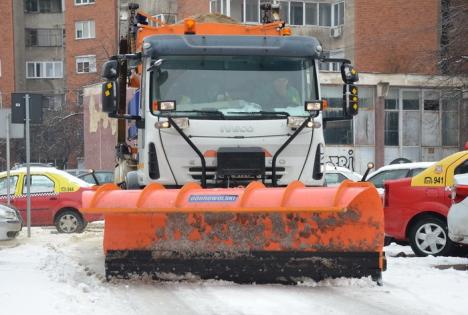 Orădenii, îndemnaţi să cureţe gheaţa şi zăpada de pe trotuare