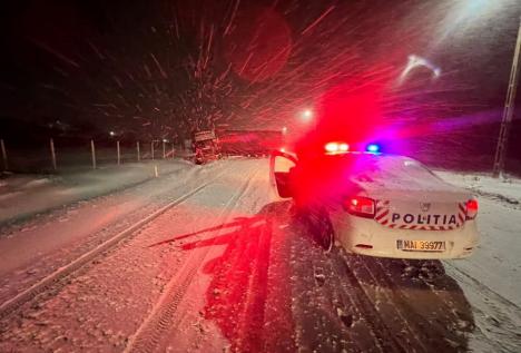 Mai multe drumuri din țară, închise din cauza zăpezii și viscolului. Sfaturi pentru şoferii blocaţi în zăpadă (VIDEO)