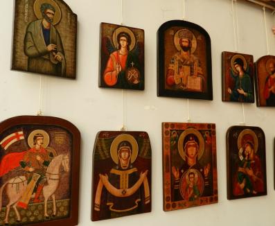 Armonii sacre: Studenții de la Pictură expun icoane la Cetatea Oradea