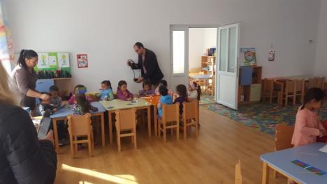 Ieşiţi din 'ţigănie': O fundaţie din Oradea a construit 11 grădiniţe pentru copiii romi, unde sunt educaţi şi părinţii acestora (FOTO)