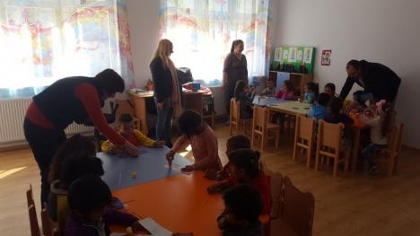 Ieşiţi din 'ţigănie': O fundaţie din Oradea a construit 11 grădiniţe pentru copiii romi, unde sunt educaţi şi părinţii acestora (FOTO)