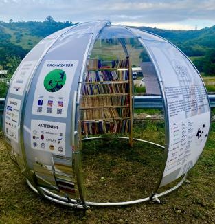 Proiect inedit în Apuseni: Turiștii, invitați să intre în „Igloo-ul Vieții”, o bibliotecă cu cărți despre om și natură (FOTO)