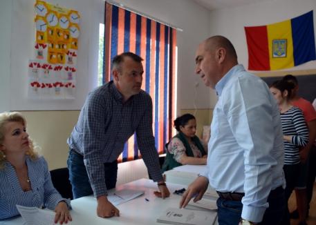 Care pe care: Ameninţat de adversari cu o plângere penală, Bolojan acuză că PSD-iştii, inclusiv primarul din Sânmartin, „călăresc” secţiile de vot