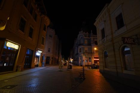 Coronavirusul ne bagă în beznă: Iluminatul arhitectural de pe palatele din Oradea a fost oprit (FOTO)