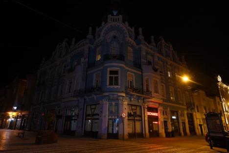 Coronavirusul ne bagă în beznă: Iluminatul arhitectural de pe palatele din Oradea a fost oprit (FOTO)