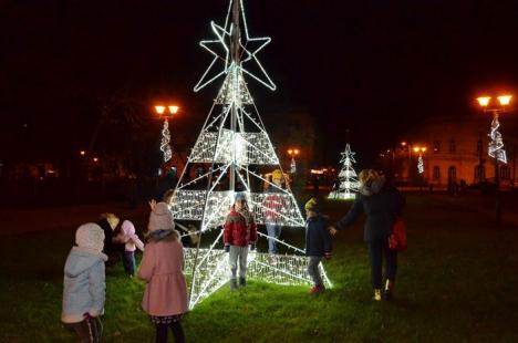 Să vină Crăciunul! Luminile de sărbători au fost aprinse în Oradea (FOTO / VIDEO)