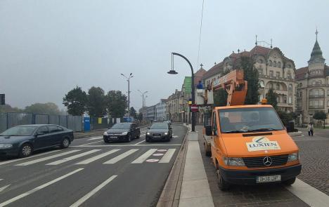 Pregătiri de sărbători: A început montarea iluminatului festiv în Oradea (FOTO / VIDEO)