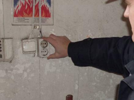 Atenţie la instalaţii şi la aparatele defecte! În medie, pompierii sting pe săptămână două incendii cu cauze electrice