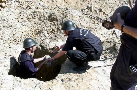 Bombă și proiectil, descoperite pe DN 76, la Hidișelu de Sus