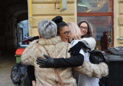 Ziua Internaţională a Îmbrăţişărilor: Elevi şi studenţi orădeni au împărţit îmbrăţişări pe Corso (FOTO)