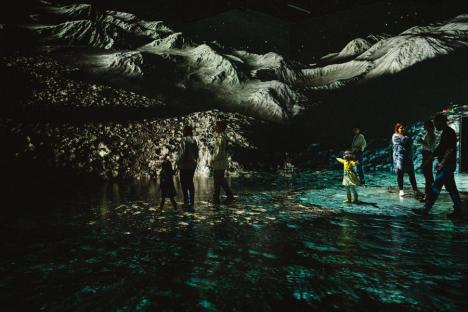 Spectacol imersiv cu lucrările lui Monet, „călătorii” în cosmos, instalații interactive, AI și planete-trambuline, la Centrul de artă imersivă din Cluj (FOTO)