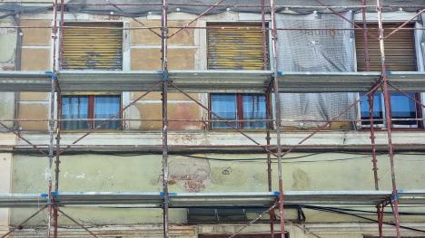 Nu se mai demolează! Imobilul din Piața Unirii 7, aflat în stare de degradare, a intrat în reabilitare (FOTO)