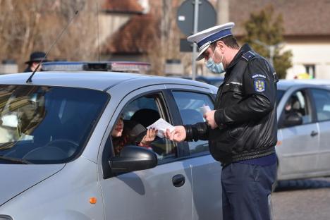 Adoptați, nu cumpărați! Polițiștii din Bihor au împărțit mărțișoare cu fotografii ale câinilor fără stăpâni (FOTO)