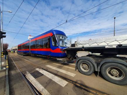 Încă un tramvai nou Imperio a ajuns în Oradea. Până în luna iulie vor fi livrate încă 9 (FOTO / VIDEO)