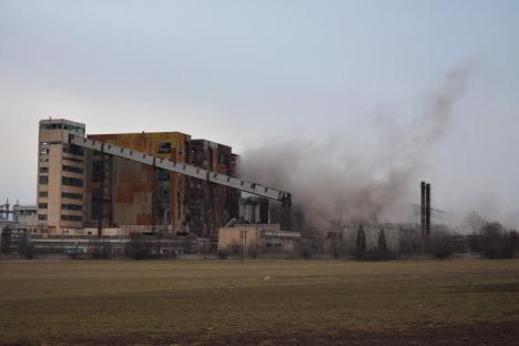 Cădere spectaculoasă: Coşul de fum de la CET II a fost demolat (FOTO/VIDEO)