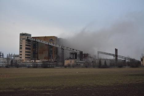 Cădere spectaculoasă: Coşul de fum de la CET II a fost demolat (FOTO/VIDEO)
