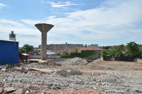 Imagini rare: Turnul de apă din curtea fabricii Congips a fost demolat cu dinamită (FOTO/VIDEO)