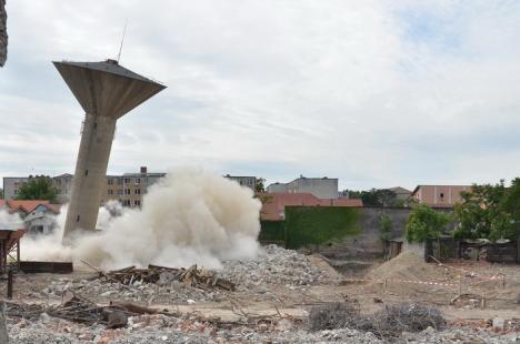 Imagini rare: Turnul de apă din curtea fabricii Congips a fost demolat cu dinamită (FOTO/VIDEO)