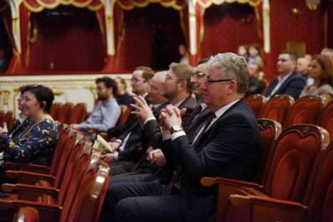 O jumătate de oră întârziere, şapte discursuri şi două momente artistice la inaugurarea scenei rotative a Teatrului, de aproape un milion de euro (FOTO / VIDEO)