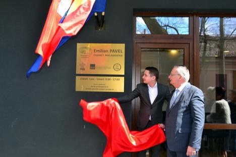 Europarlamentarul Emilian Pavel şi-a inaugurat biroul din Oradea (FOTO)