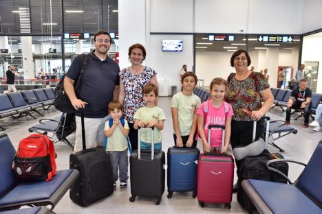 Cursa inaugurală LOT Oradea - Varșovia: între primii pasageri, o familie cu patru copii din Oradea care a plecat spre Miami (FOTO/VIDEO)