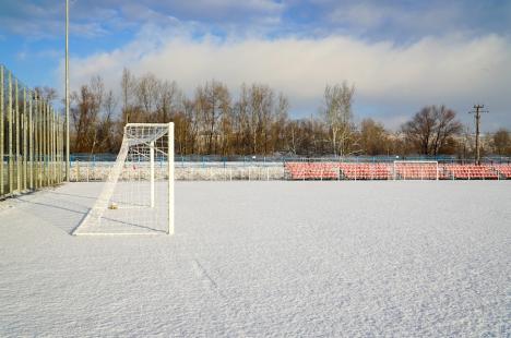 Înnoită și extinsă, baza sportivă Motorul din Oradea a fost predată Primăriei. Edilul Florin Birta și ministrul Cseke Attila au dat „autografe”, simbolic, pe o minge de fotbal (FOTO/VIDEO)