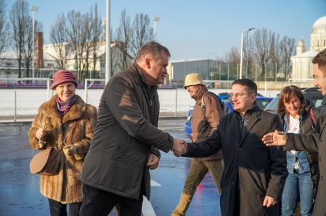 Înnoită și extinsă, baza sportivă Motorul din Oradea a fost predată Primăriei. Edilul Florin Birta și ministrul Cseke Attila au dat „autografe”, simbolic, pe o minge de fotbal (FOTO/VIDEO)