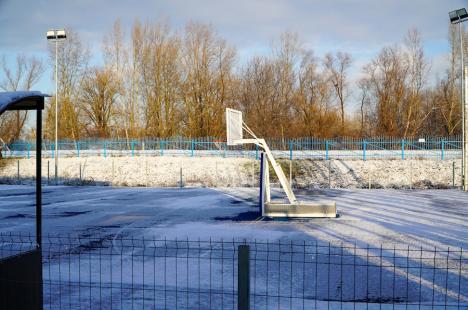 Înnoită și extinsă, baza sportivă Motorul din Oradea a fost predată Primăriei. Edilul Florin Birta și ministrul Cseke Attila au dat „autografe”, simbolic, pe o minge de fotbal (FOTO/VIDEO)