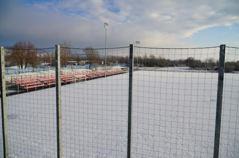 Înnoită și extinsă, baza sportivă Motorul din Oradea a fost predată Primăriei. Edilul Florin Birta și ministrul Cseke Attila au dat „autografe”, simbolic, pe o minge de fotbal (FOTO/VIDEO)