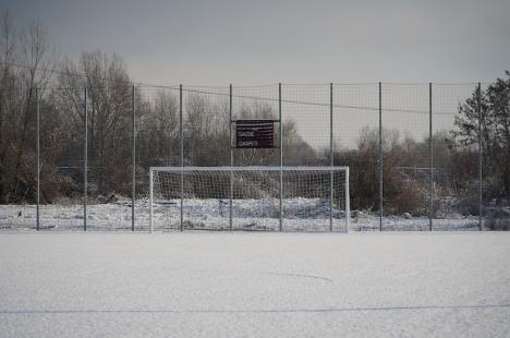 Înnoită și extinsă, baza sportivă Motorul din Oradea a fost predată Primăriei. Edilul Florin Birta și ministrul Cseke Attila au dat „autografe”, simbolic, pe o minge de fotbal (FOTO/VIDEO)