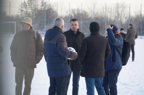 Înnoită și extinsă, baza sportivă Motorul din Oradea a fost predată Primăriei. Edilul Florin Birta și ministrul Cseke Attila au dat „autografe”, simbolic, pe o minge de fotbal (FOTO/VIDEO)