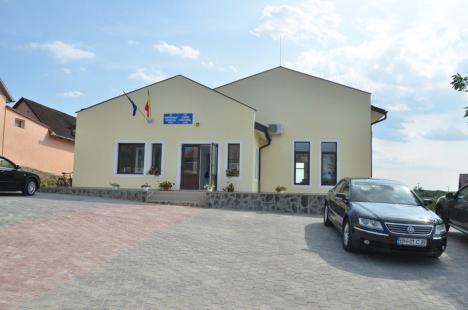 Sărbătoare, la Oşorhei: Zilele comunei au debutat cu inaugurarea unui centru de afaceri, un cămin şi un dispensar (FOTO)