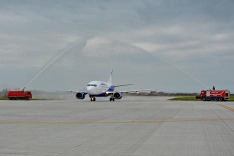 Primul zbor sosit de la Torino pe Aeroportul Oradea a fost primit cu tunuri de apă, dar fără folclorişti (FOTO/VIDEO)
