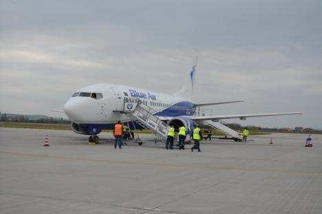 Primul zbor sosit de la Torino pe Aeroportul Oradea a fost primit cu tunuri de apă, dar fără folclorişti (FOTO/VIDEO)