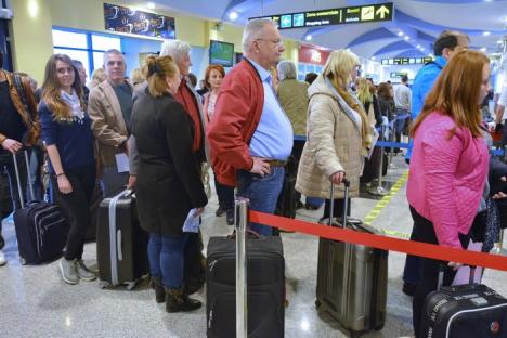 'Bate vânt de la Orade…': Zborurile internaţionale pe Aeroportul Oradea au fost inaugurate cu tunuri de apă şi folclorişti (FOTO/VIDEO)