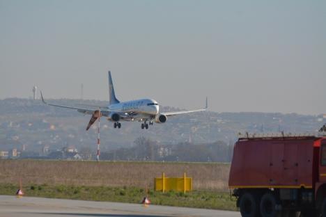 'Bate vânt de la Orade…': Zborurile internaţionale pe Aeroportul Oradea au fost inaugurate cu tunuri de apă şi folclorişti (FOTO/VIDEO)