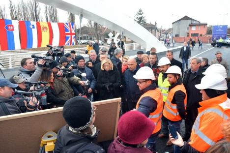 Podul Centenarului a fost inaugurat de o Dacie tricoloră, în prezenţa comisarului european Corina Creţu (FOTO/VIDEO)