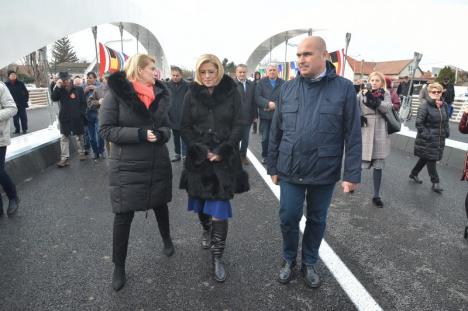Podul Centenarului a fost inaugurat de o Dacie tricoloră, în prezenţa comisarului european Corina Creţu (FOTO/VIDEO)
