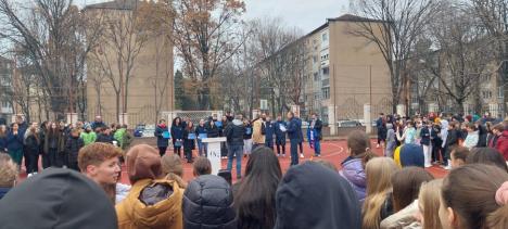 Colegiul Onisifor Ghibu din Oradea are de acum teren de sport din tartan. Fost elev al școlii, Claudiu Keşerü a participat la inaugurare (FOTO)