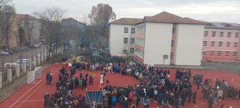 Colegiul Onisifor Ghibu din Oradea are de acum teren de sport din tartan. Fost elev al școlii, Claudiu Keşerü a participat la inaugurare (FOTO)